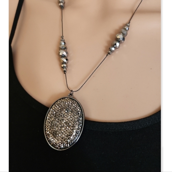 Sofia Vergara Gunmetal Grey Rhinestone Cameo Necklace - Picture 3 of 5